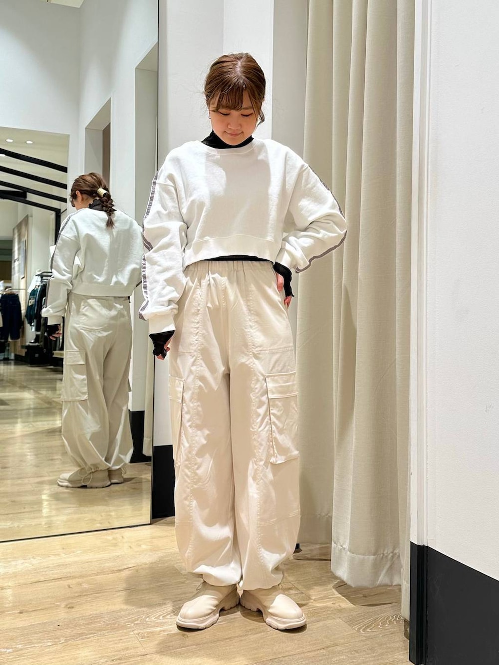 ホワイト系のTシャツ/カットソー、ホワイト系のカーゴパンツ、ブルー系のデニムジャケットを着用したレディースの冬コーディネートの4枚目の写真
