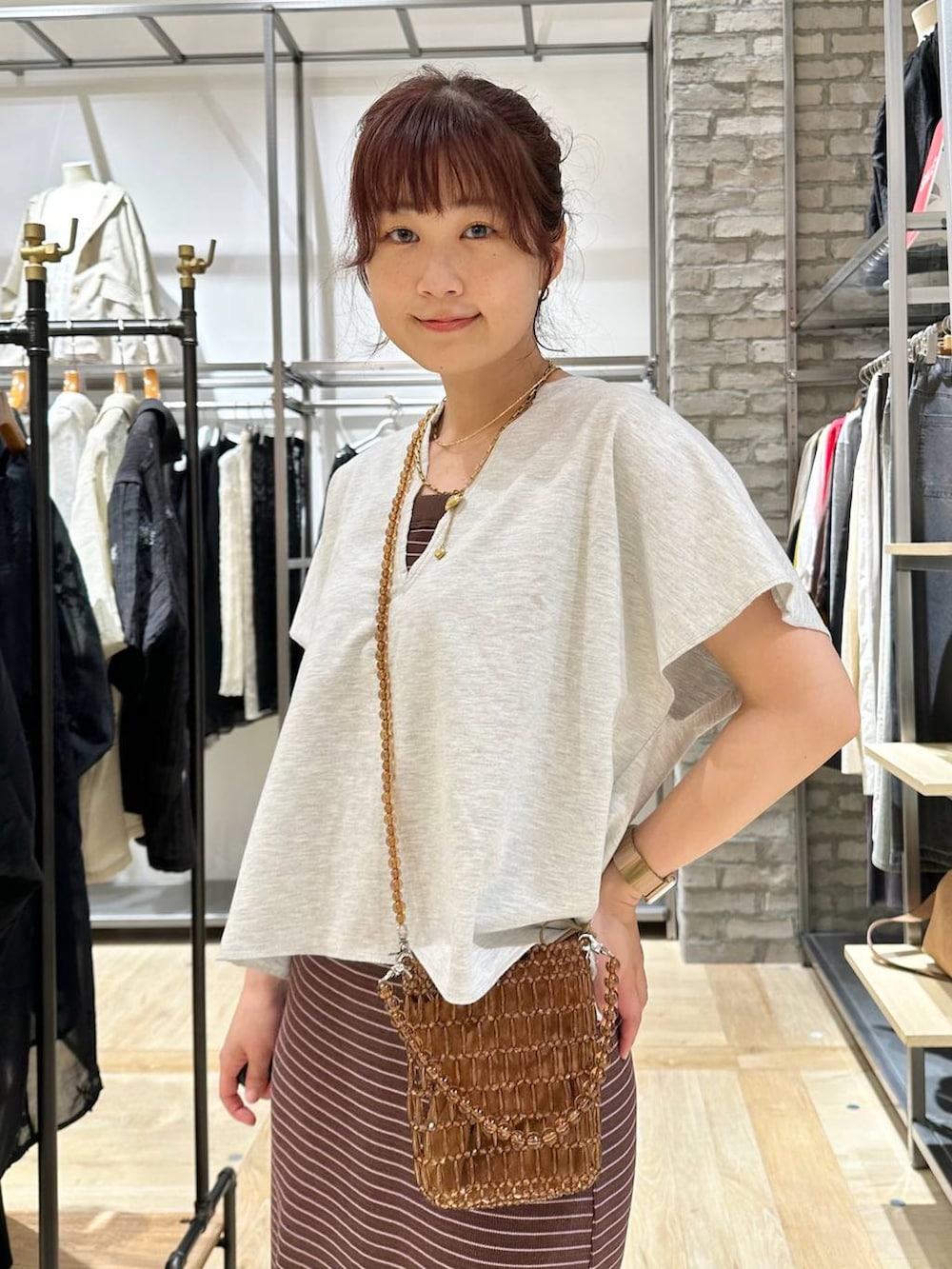 ブラウン系のサンダル、ブラウン系のショルダーバッグ、グレー系のTシャツ/カットソーを着用したレディースの夏コーディネートの5枚目の写真