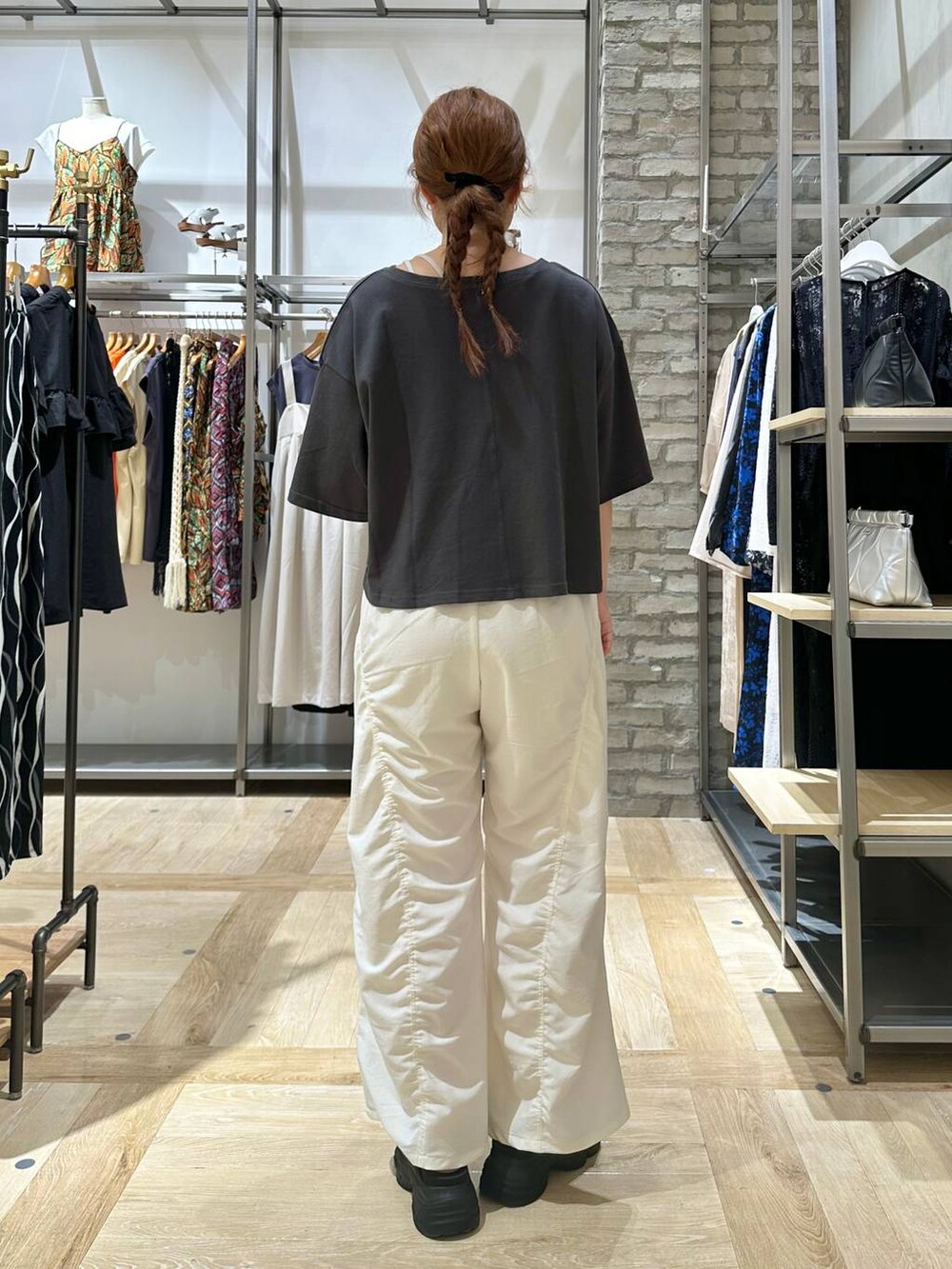 グレー系のTシャツ/カットソー、ブラック系のサンダル、グレー系のショルダーバッグを着用したレディースの夏コーディネートの4枚目の写真