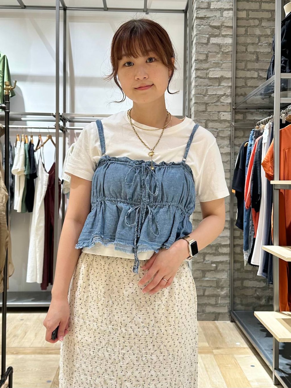 ホワイト系のTシャツ/カットソー、ホワイト系のスカート、ブルー系のその他トップスを着用したレディースの夏コーディネートの4枚目の写真