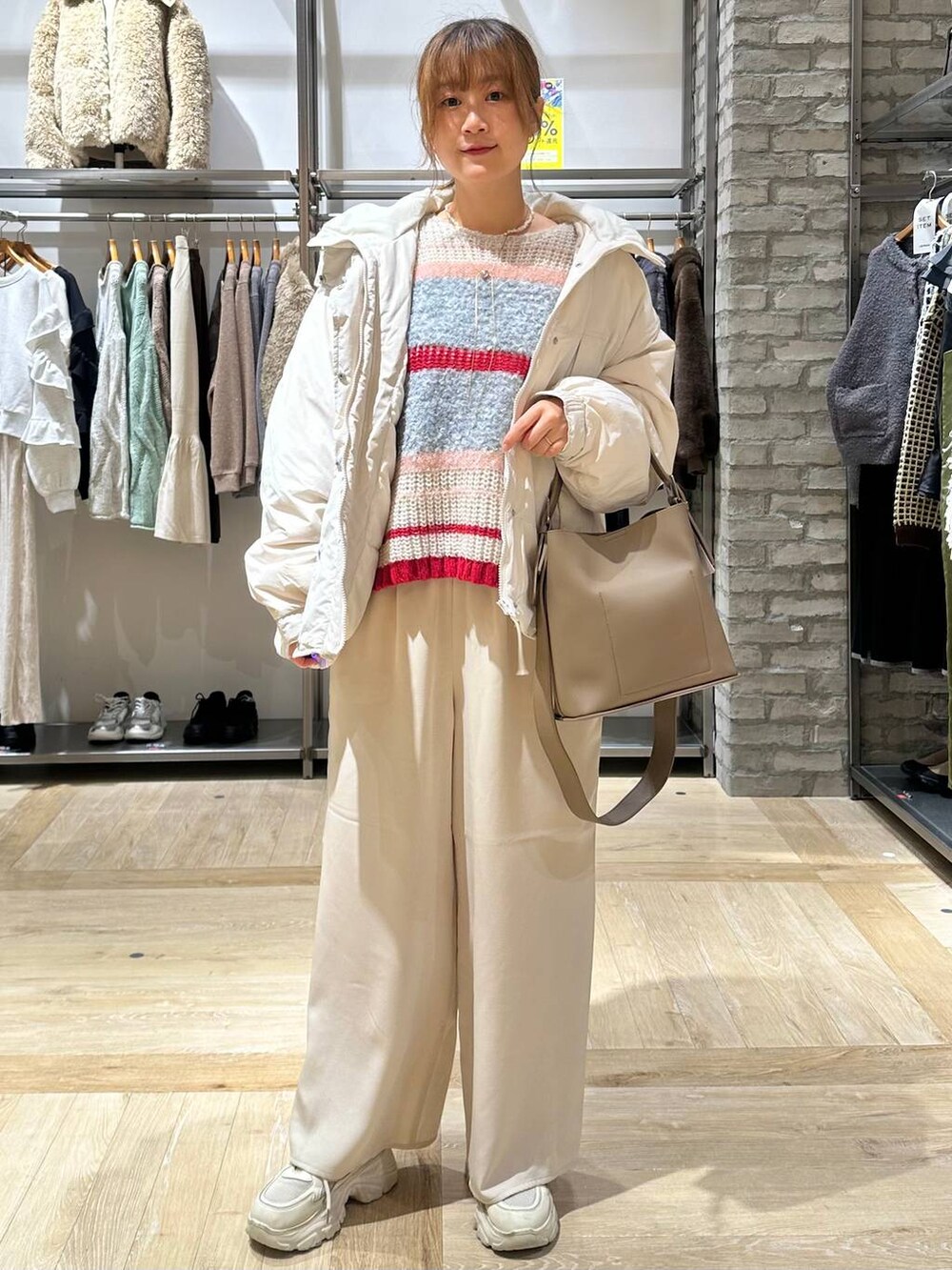 ベージュ系のその他アウター、ホワイト系のその他パンツ、ブラウン系のショルダーバッグを着用したレディースの秋コーディネートの6枚目の写真