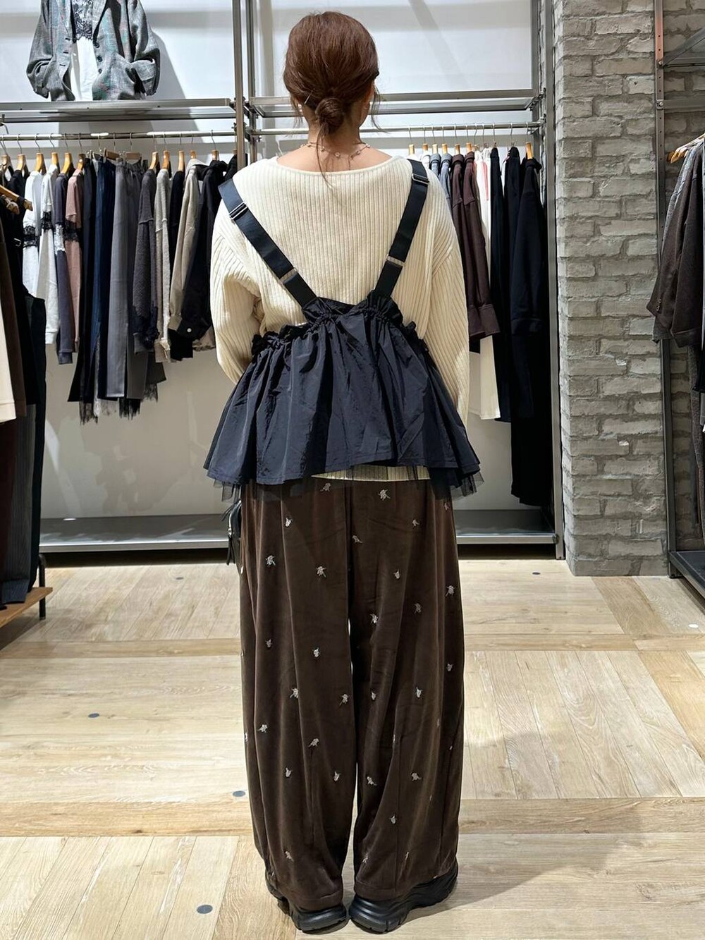 ブラック系のローファー、ブラウン系のその他パンツ、ブラック系のベストを着用したレディースの秋コーディネートの3枚目の写真