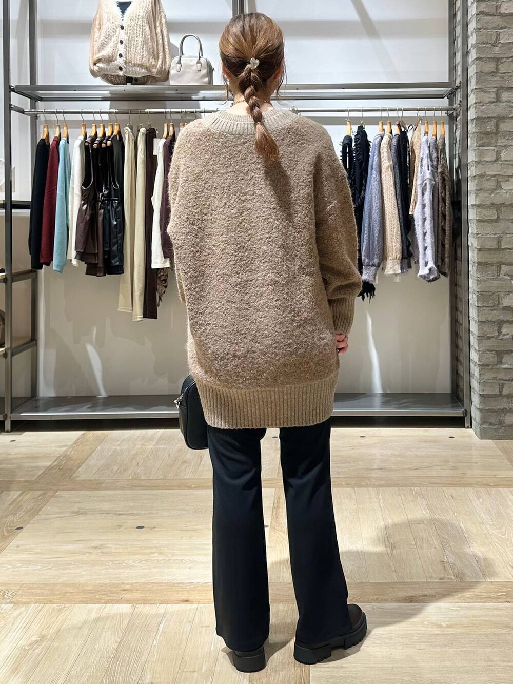 ブラック系のその他パンツ、ブラック系のボストンバッグ、ブラウン系のカーディガン/ボレロを着用したレディースの秋コーディネートの4枚目の写真