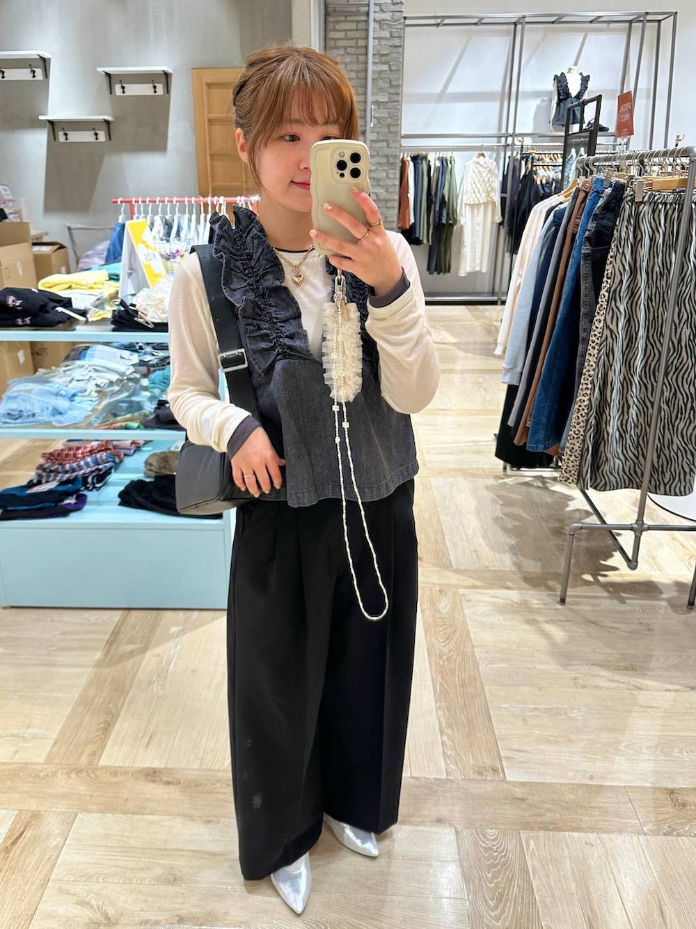 ブラック系のその他パンツ、グレー系のベスト、ホワイト系のTシャツ/カットソーを着用したレディースの春コーディネートの2枚目の写真