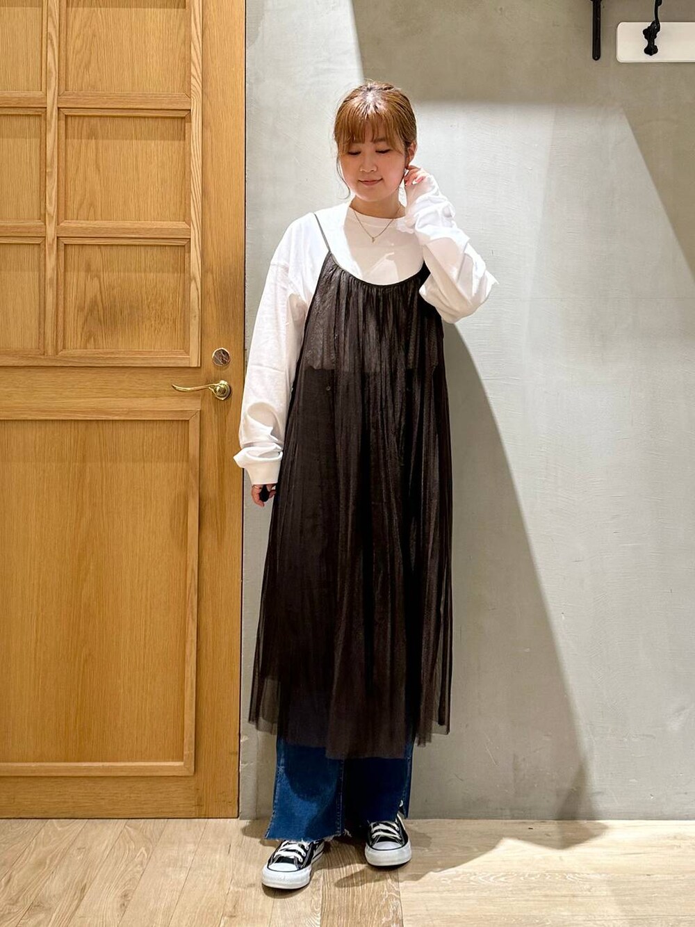 ブラック系のMA-1、ホワイト系のTシャツ/カットソー、ブルー系のデニムパンツを着用したレディースの秋コーディネートの4枚目の写真