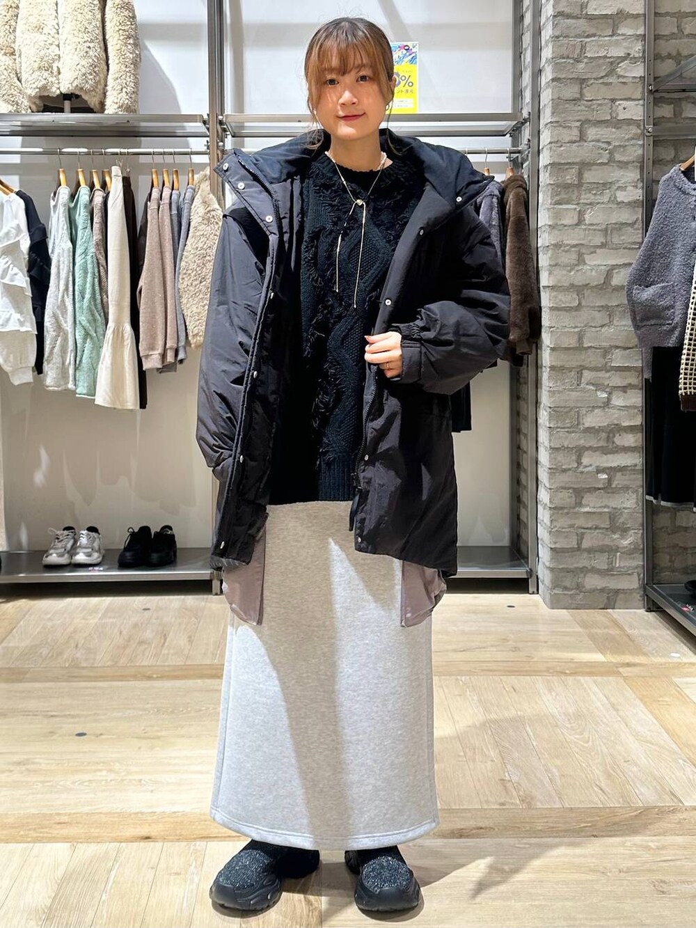 ブラック系のその他アウター、グレー系のスカート、ブラック系のショルダーバッグを着用したレディースの秋コーディネートの7枚目の写真