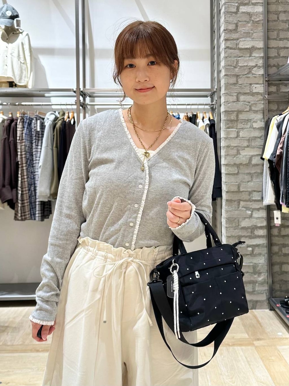 ブラック系のその他シューズ、グレー系のTシャツ/カットソー、その他のトートバッグを着用したレディースの秋コーディネートの4枚目の写真