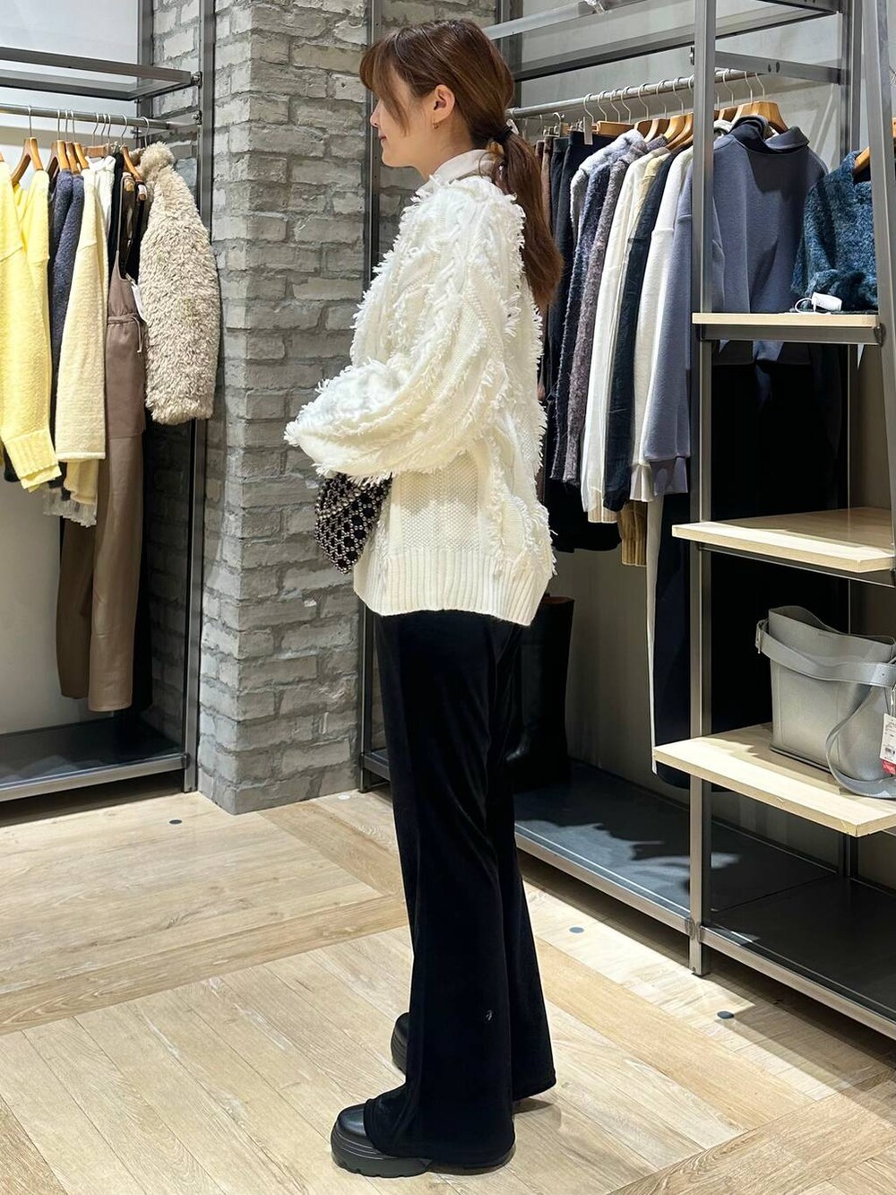 ホワイト系のTシャツ/カットソー、ブラック系のショルダーバッグ、ブラック系のその他パンツを着用したレディースの冬コーディネートの2枚目の写真