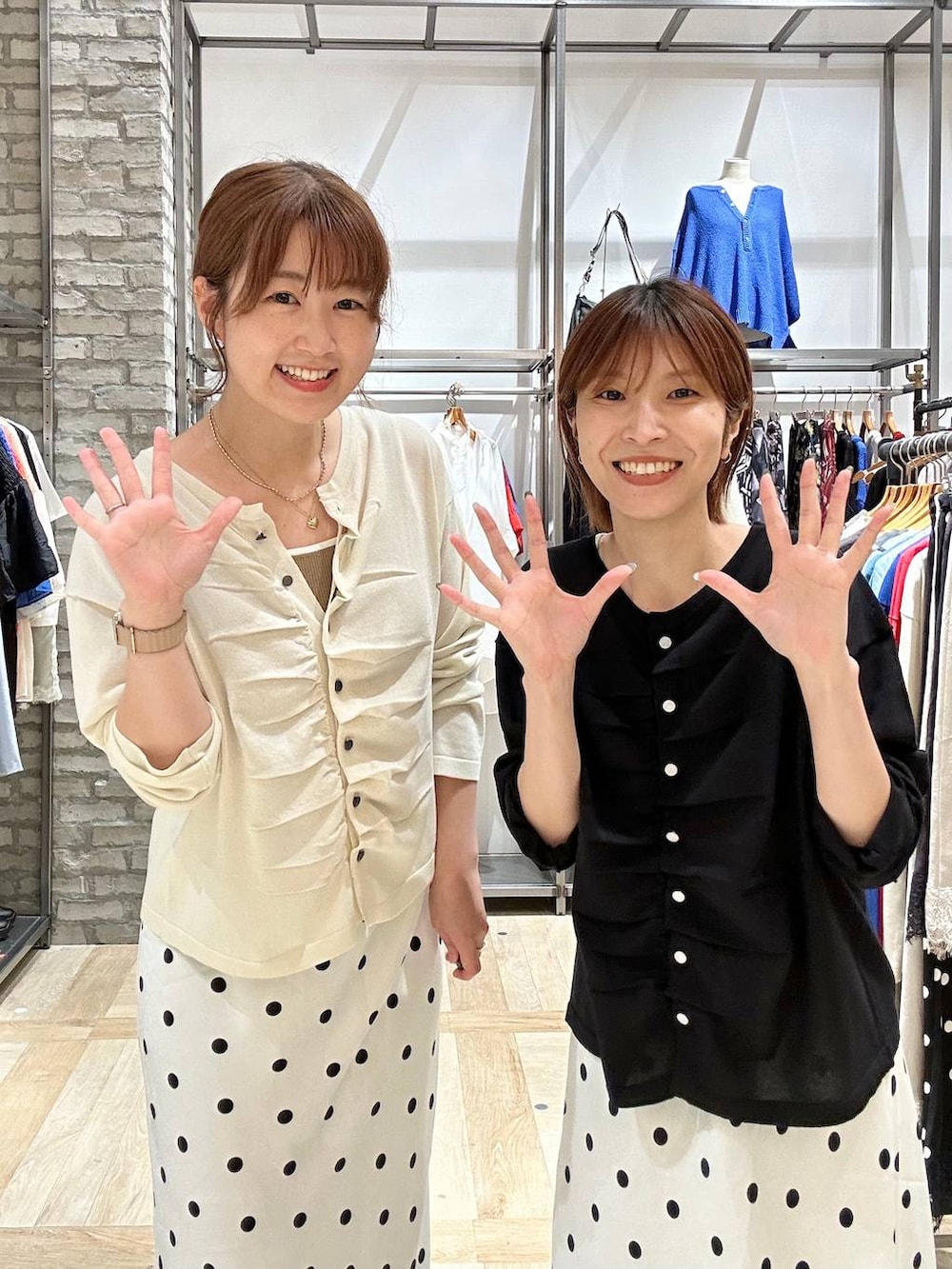 ブルー系のデニムパンツ、ブラウン系のタンクトップ、ベージュ系のサンダルを着用したレディースの夏コーディネートの4枚目の写真