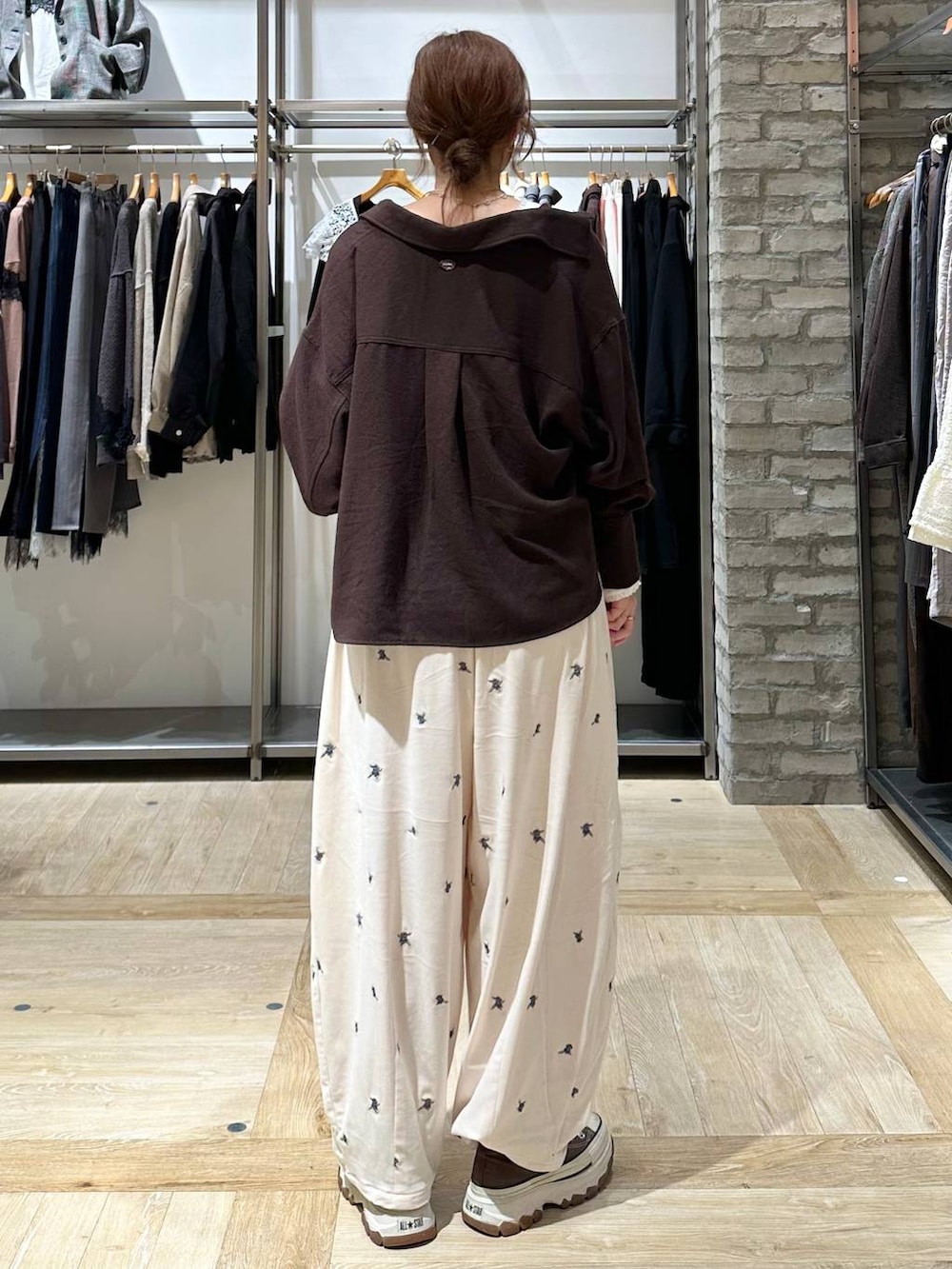 ホワイト系のその他パンツ、ブラウン系のシャツ/ブラウス、ホワイト系のTシャツ/カットソーを着用したレディースの秋コーディネートの3枚目の写真
