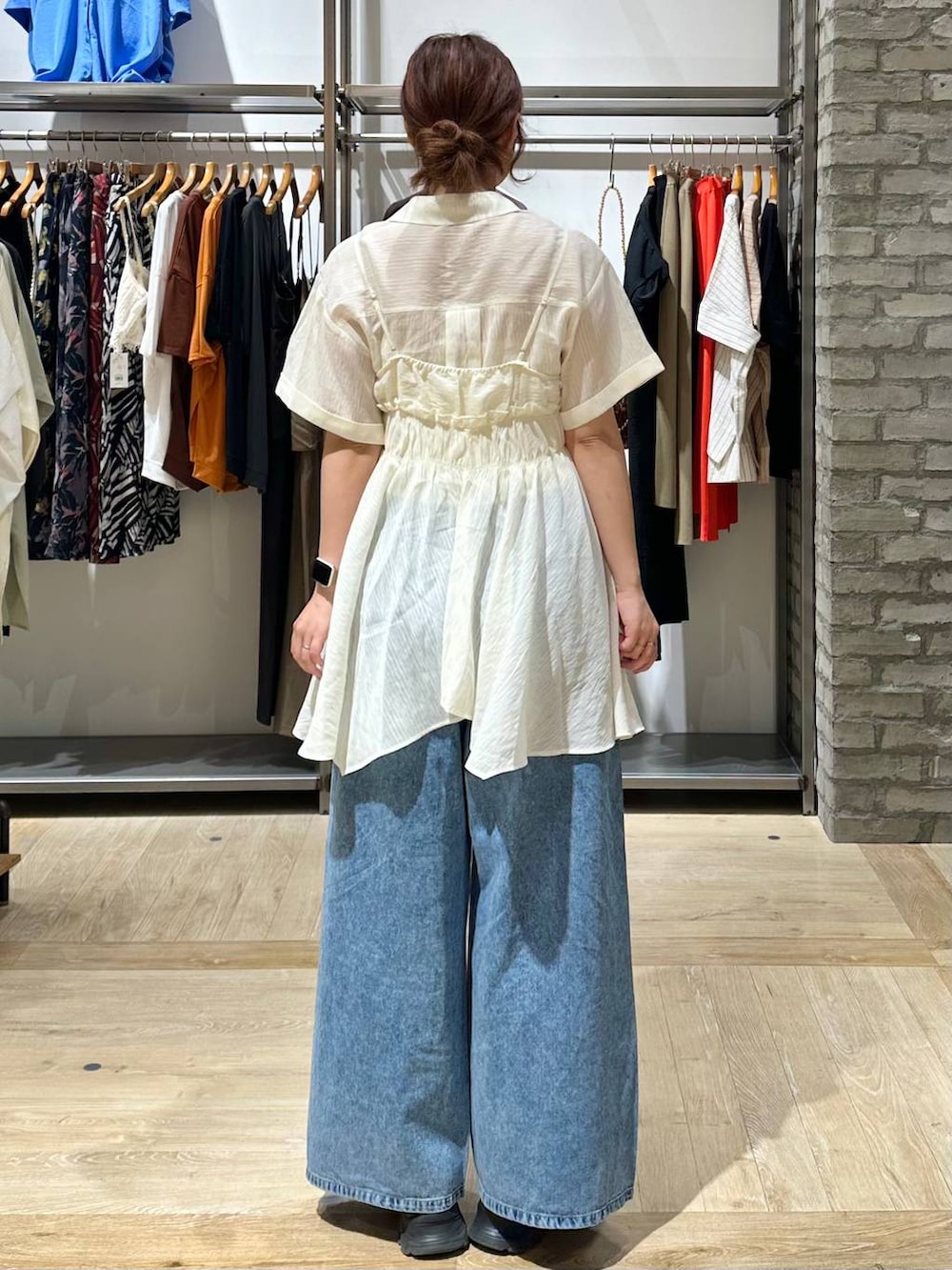 ブルー系のデニムパンツ、ホワイト系のその他トップスを着用したレディースの夏コーディネートの3枚目の写真