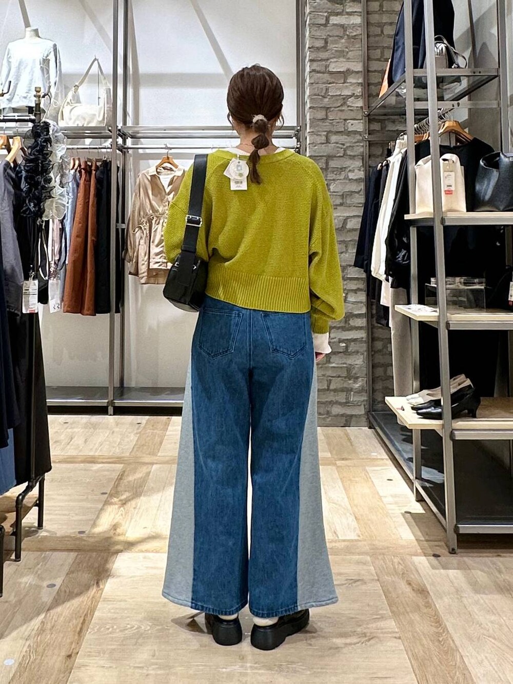 ホワイト系のTシャツ/カットソー、ブラウン系のショルダーバッグ、ブラック系のサンダルを着用したレディースの春コーディネートの3枚目の写真