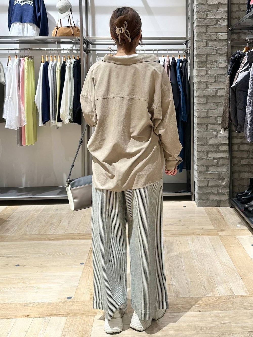 その他のショルダーバッグ、ベージュ系のシャツ/ブラウス、ホワイト系のその他パンツを着用したレディースの冬コーディネートの3枚目の写真