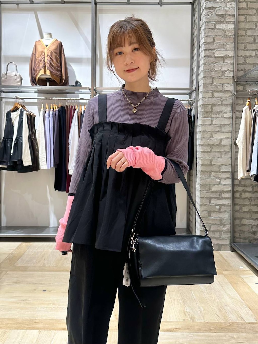 グレー系のニット/セーター、イエロー系のスニーカー、ブラック系のショルダーバッグを着用したレディースの秋コーディネートの5枚目の写真