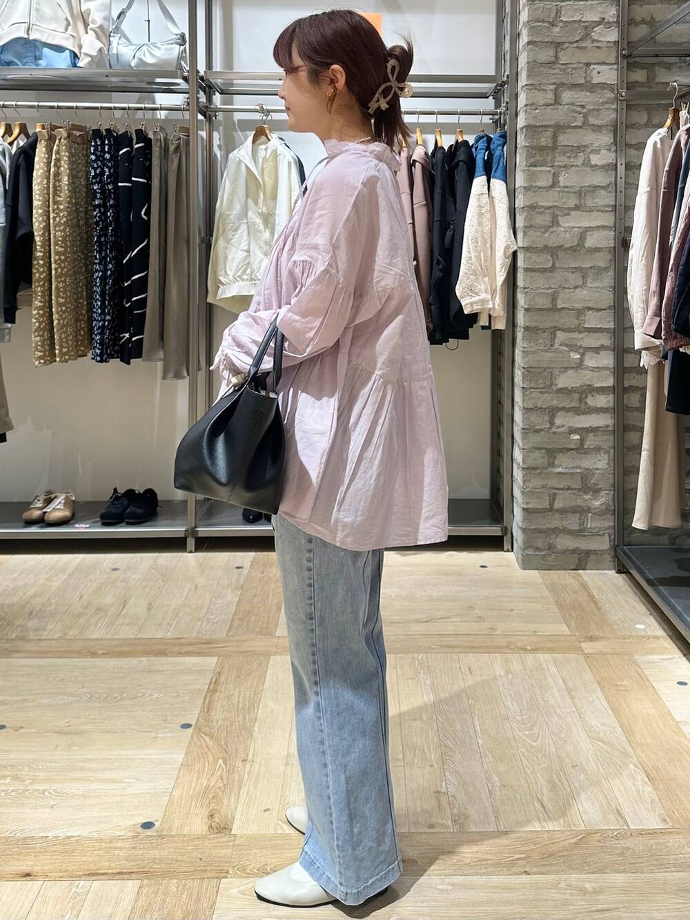 ブラック系のトートバッグ、ホワイト系のパンプス、ピンク系のマタニティウェア/グッズを着用したレディースの春コーディネートの2枚目の写真