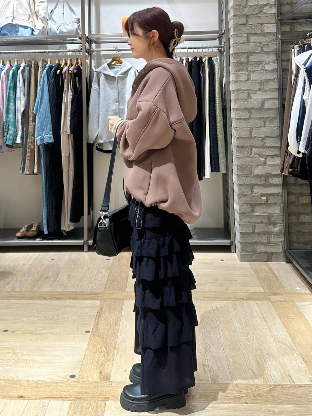 ブラック系のショルダーバッグ、ホワイト系のTシャツ/カットソー、ブラック系のその他シューズを着用したレディースの春コーディネートの2枚目の写真