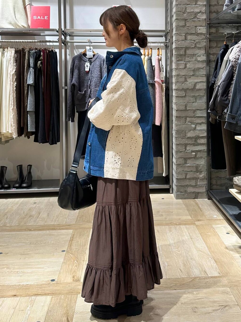 ブラック系のブーツ、ブラック系のショルダーバッグ、グレー系のTシャツ/カットソーを着用したレディースの冬コーディネートの2枚目の写真