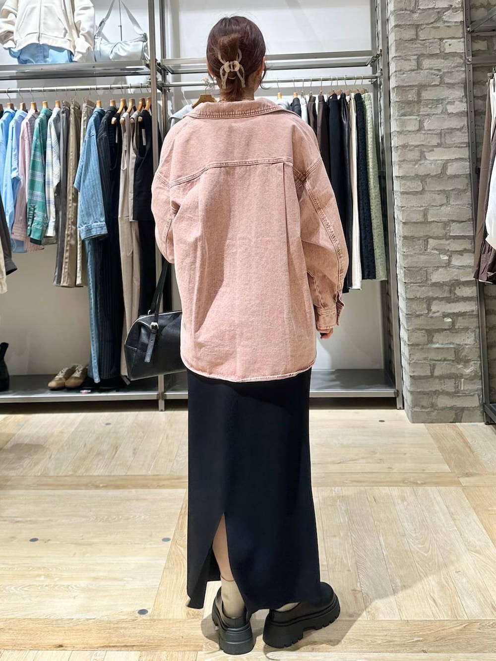 ブラック系のスカート、ブラック系のボストンバッグ、ブラック系のその他シューズを着用したレディースの春コーディネートの3枚目の写真