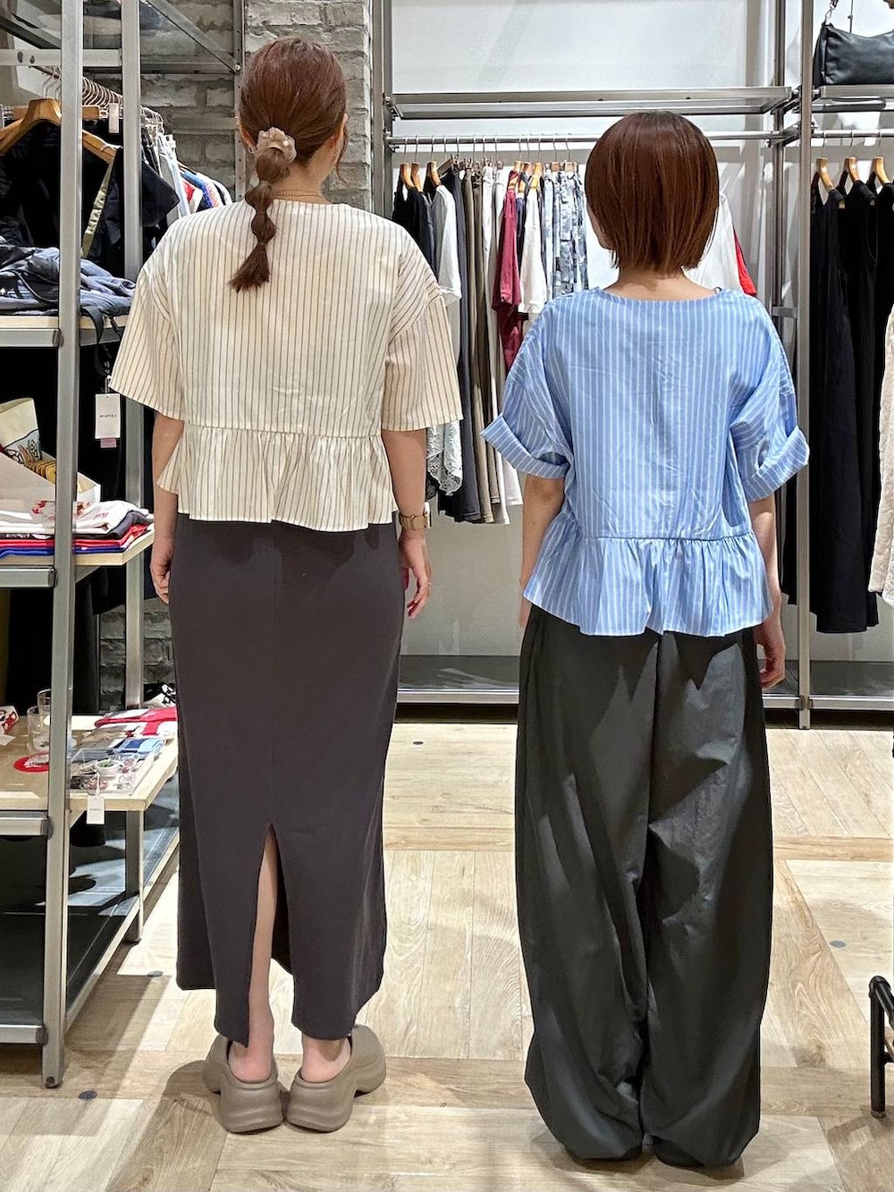 ベージュ系のサンダル、グレー系のその他パンツ、グレー系のワンピースを着用したレディースの夏コーディネートの3枚目の写真