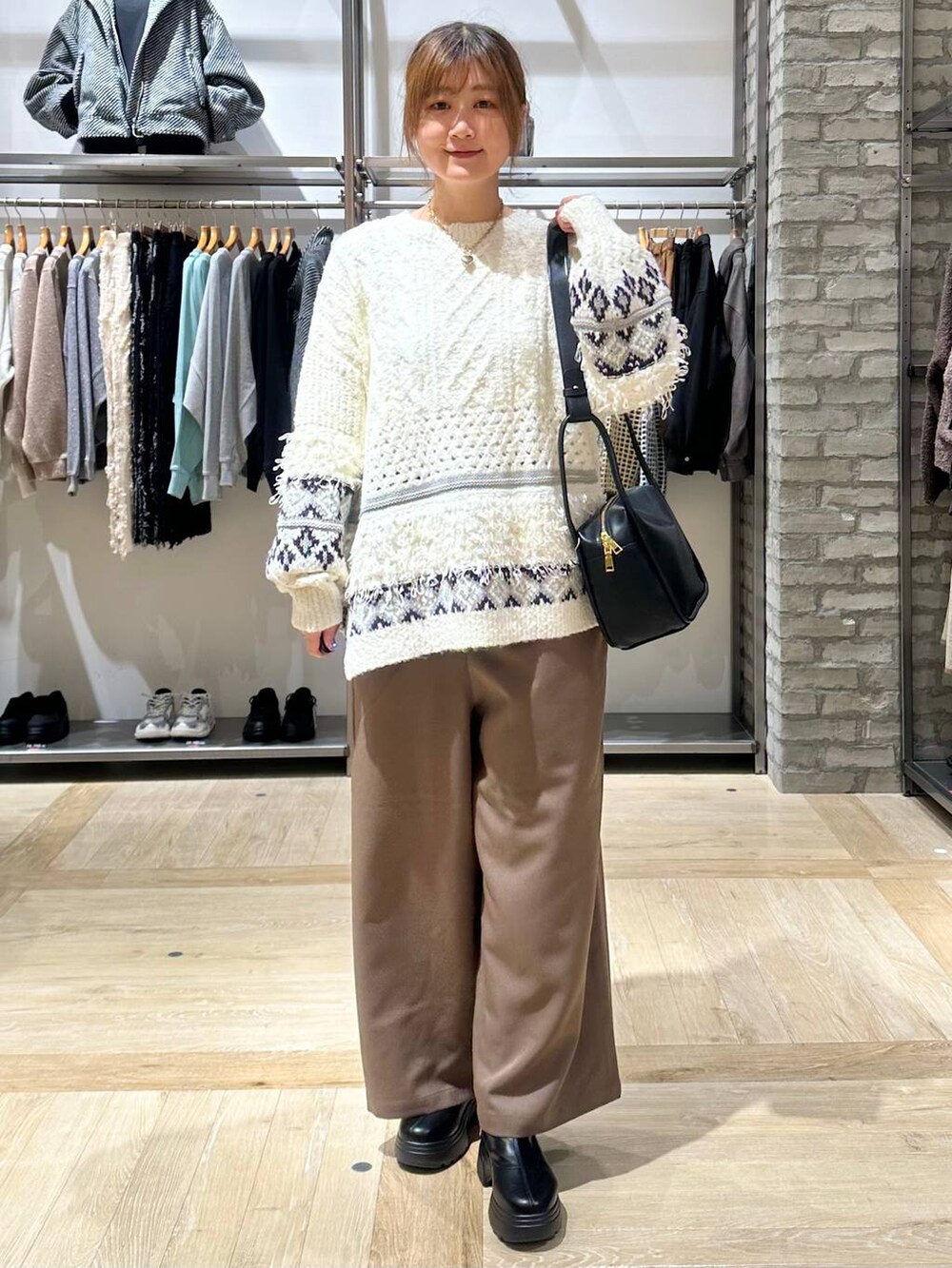 ブラック系のブーツ、ブラウン系のマタニティウェア/グッズ、ホワイト系のマタニティウェア/グッズを着用したレディースの秋コーディネートの6枚目の写真