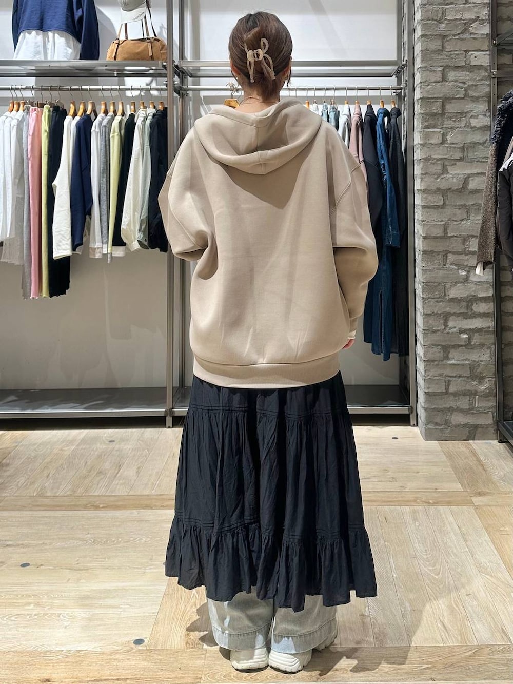 その他のショルダーバッグ、ベージュ系のパーカー、ホワイト系のTシャツ/カットソーを着用したレディースの冬コーディネートの3枚目の写真