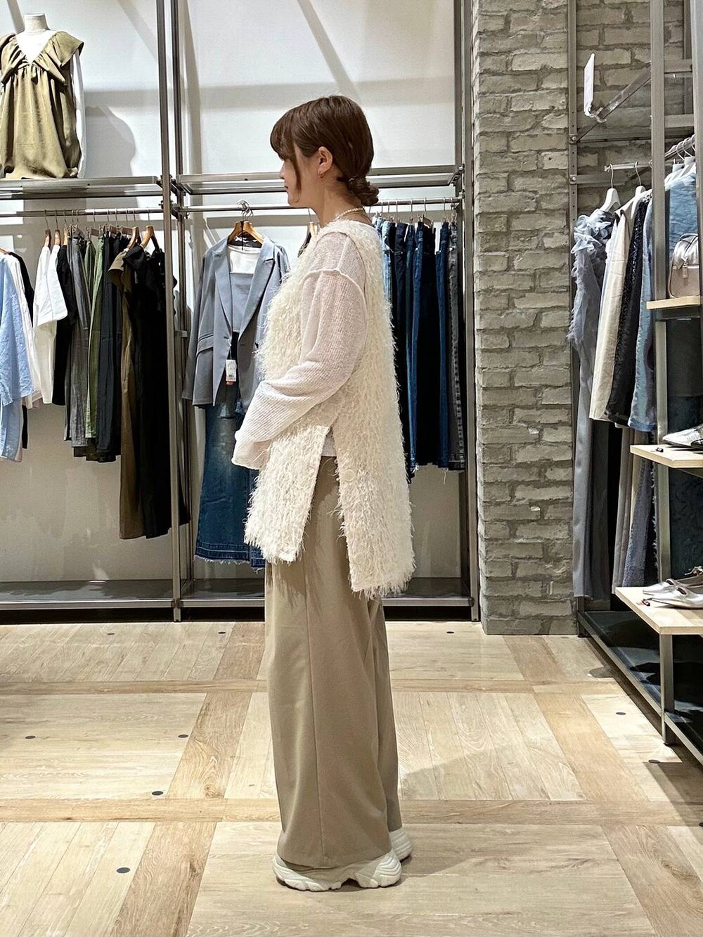 ベージュ系のその他パンツ、ホワイト系のチュニック、ベージュ系のスニーカーを着用したレディースの春コーディネートの2枚目の写真