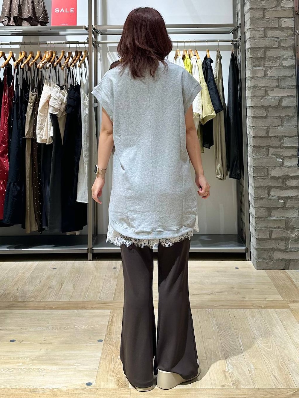 グレー系のベスト、ホワイト系のTシャツ/カットソー、ブラウン系のその他パンツを着用したレディースの夏コーディネートの3枚目の写真