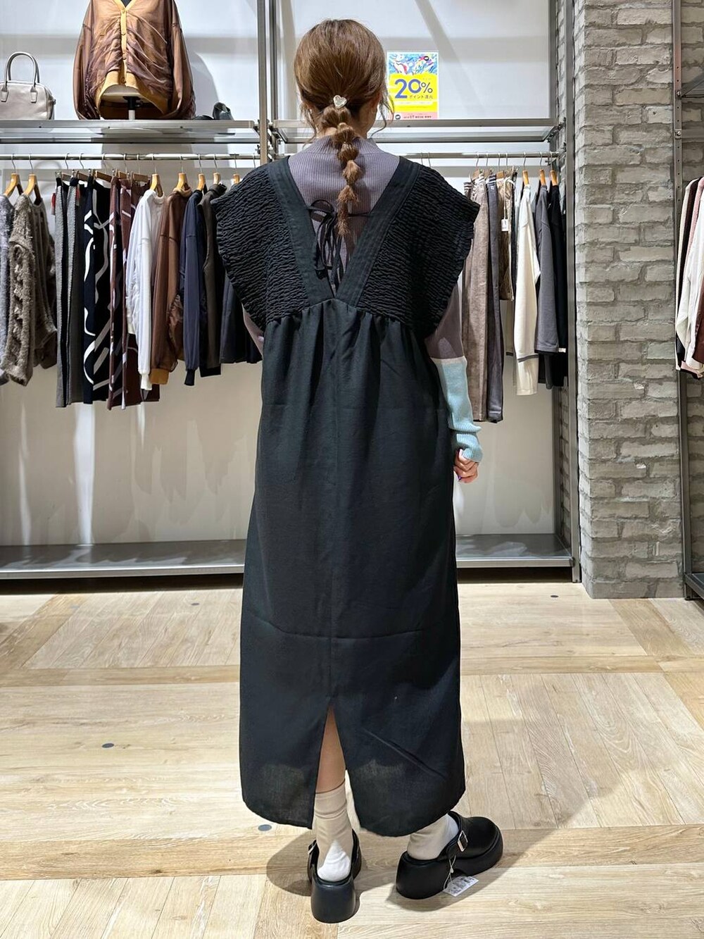 グレー系のニット/セーター、ブラック系のサンダル、ブラック系のショルダーバッグを着用したレディースの秋コーディネートの3枚目の写真