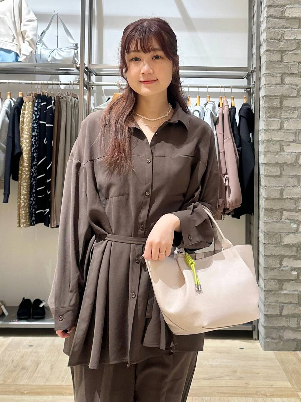 ブラウン系のその他パンツ、ブラウン系のシャツ/ブラウス、ホワイト系のトートバッグを着用したレディースの春コーディネートの4枚目の写真