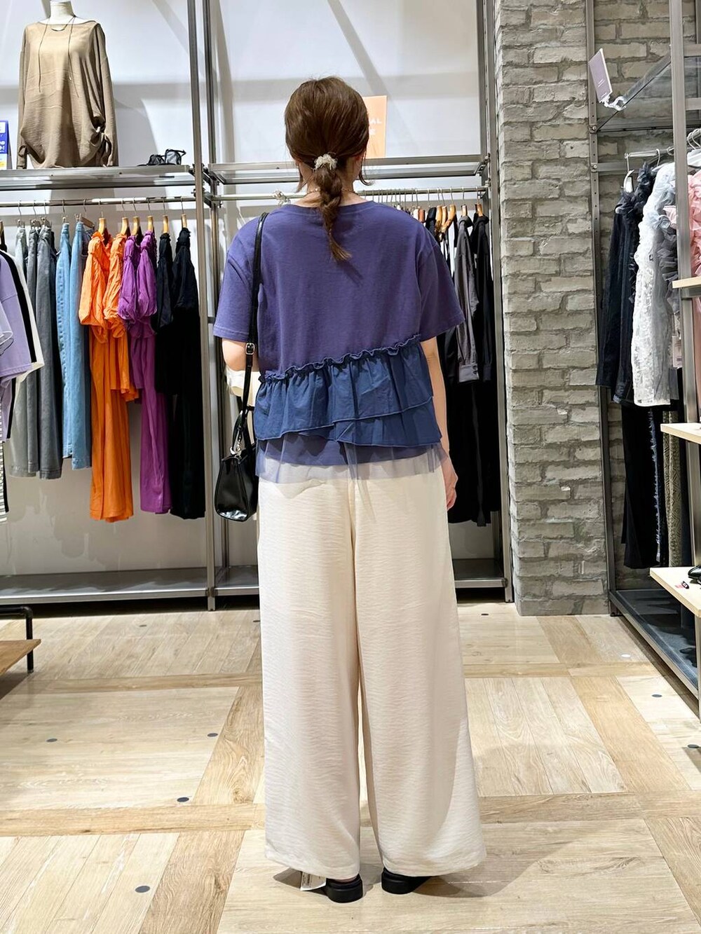 シルバー系のサンダル、ホワイト系のその他パンツ、ブラック系のショルダーバッグを着用したレディースの春コーディネートの3枚目の写真