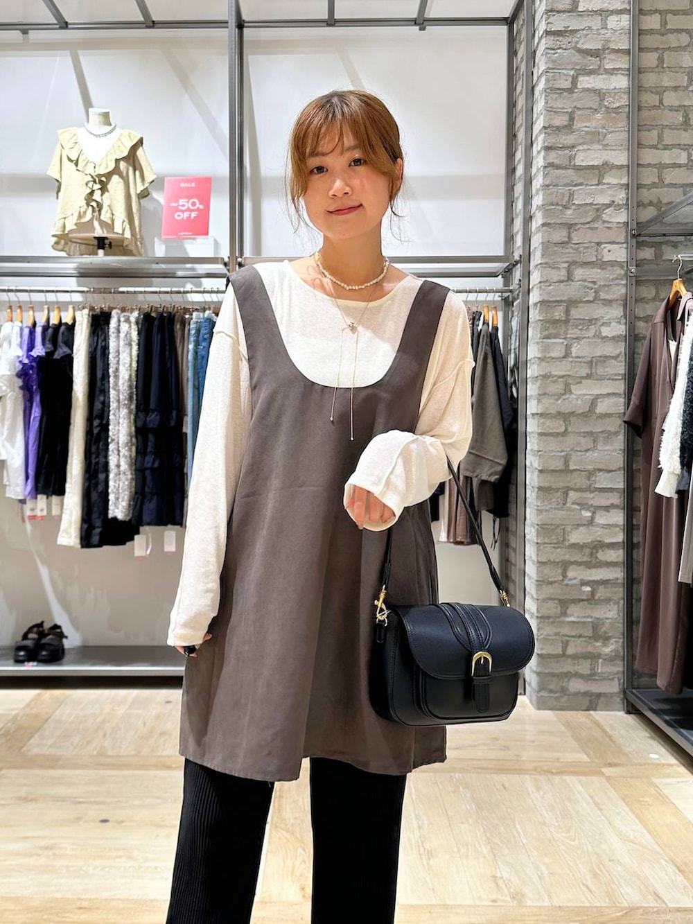 ブラック系のその他パンツ、ブラック系のその他シューズ、ブラック系のショルダーバッグを着用したレディースの秋コーディネートの5枚目の写真