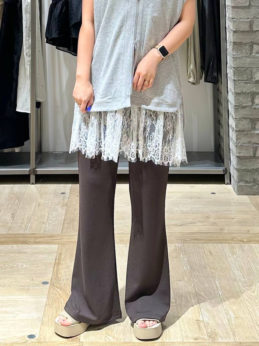 グレー系のベスト、ホワイト系のTシャツ/カットソー、ブラウン系のその他パンツを着用したレディースの夏コーディネートの5枚目の写真