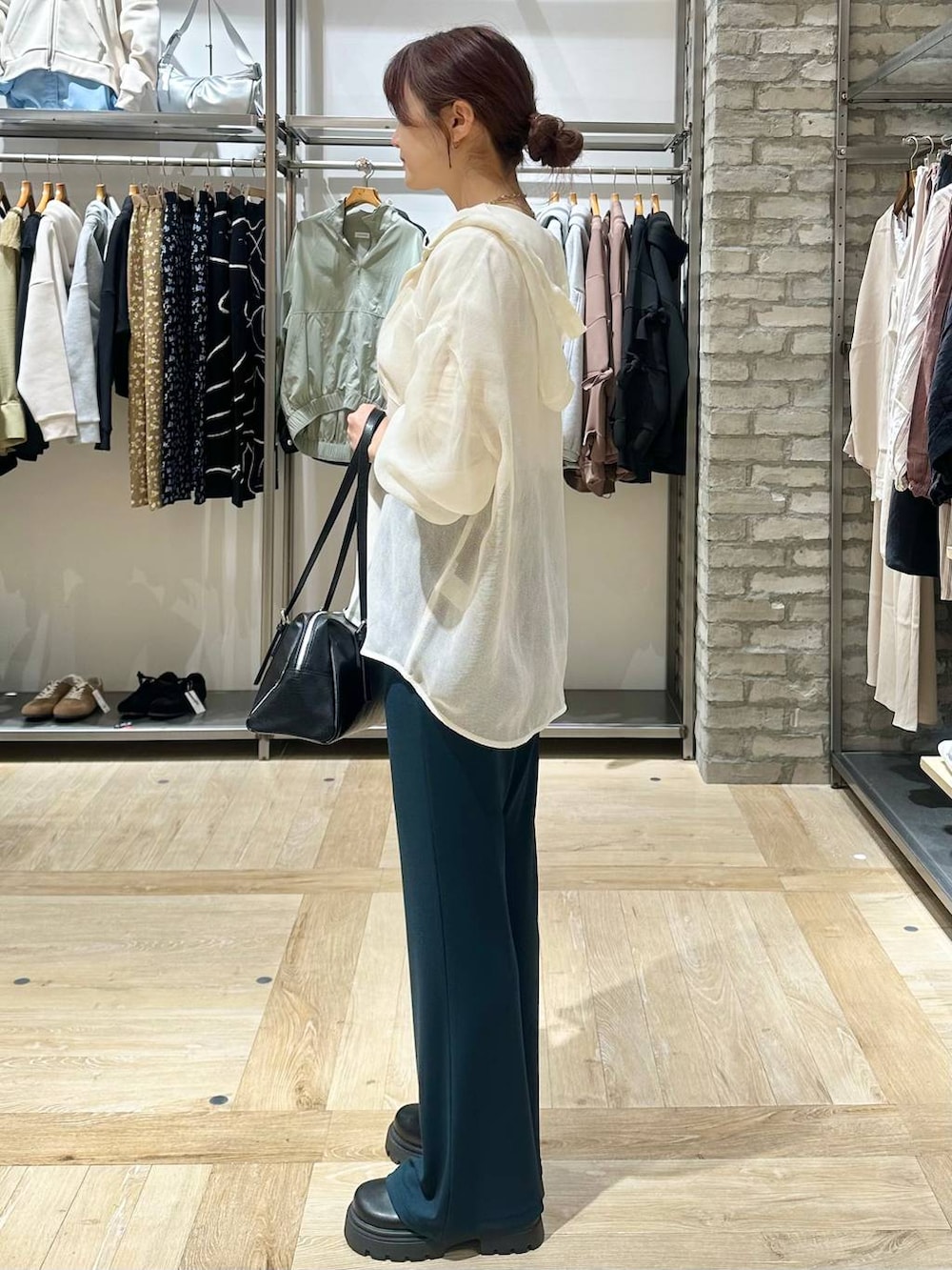 ブラック系のボストンバッグ、ホワイト系のTシャツ/カットソー、ブラック系のその他シューズを着用したレディースの春コーディネートの2枚目の写真