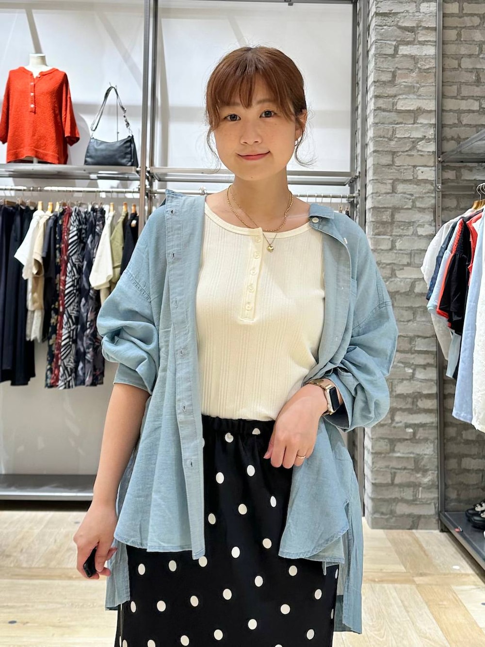 ブルー系のシャツ/ブラウス、ホワイト系のタンクトップ、ホワイト系のサンダルを着用したレディースの夏コーディネートの4枚目の写真