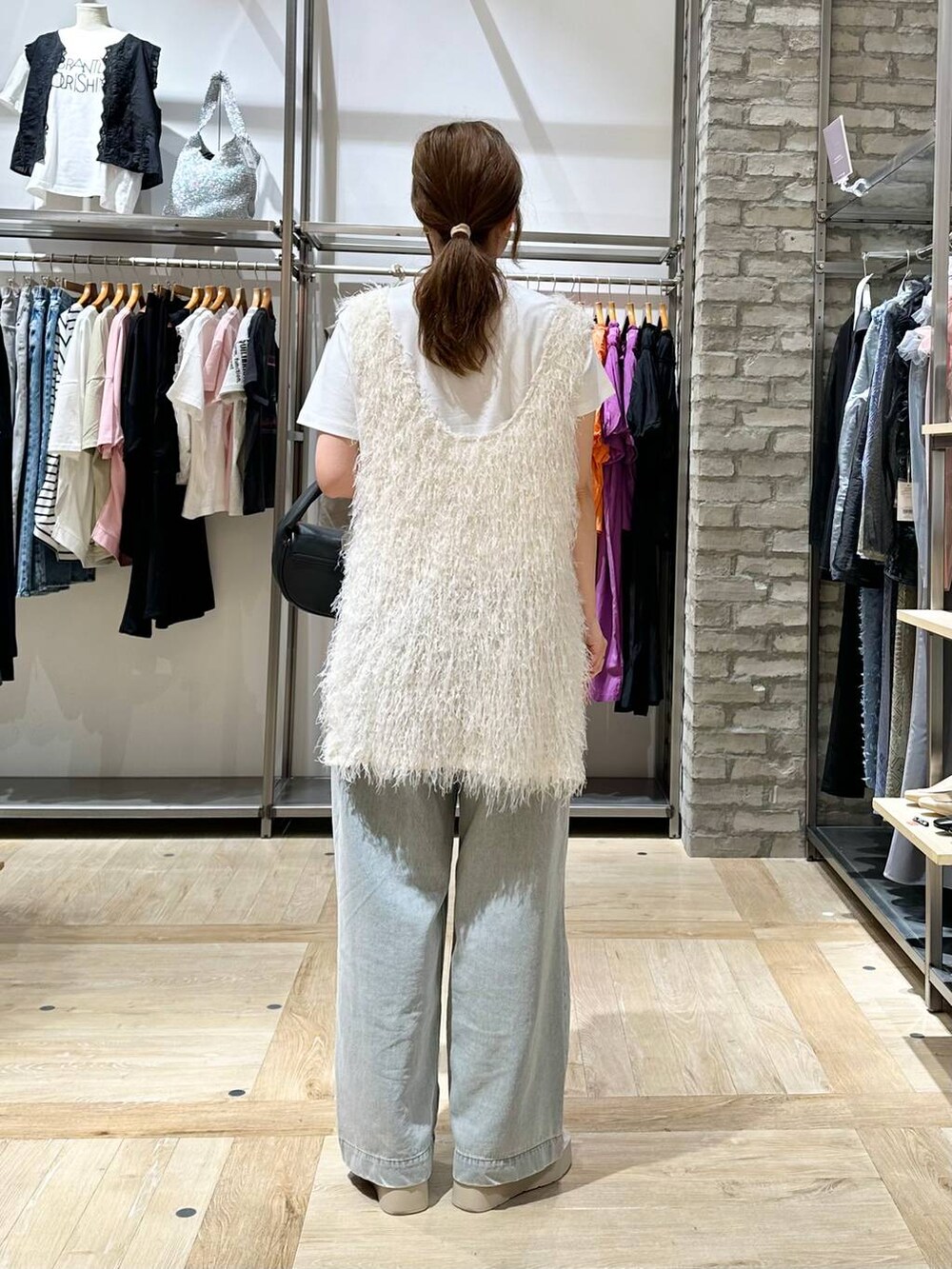 ホワイト系のTシャツ/カットソー、ホワイト系のサンダル、ブラック系のハンドバッグを着用したレディースの春コーディネートの4枚目の写真