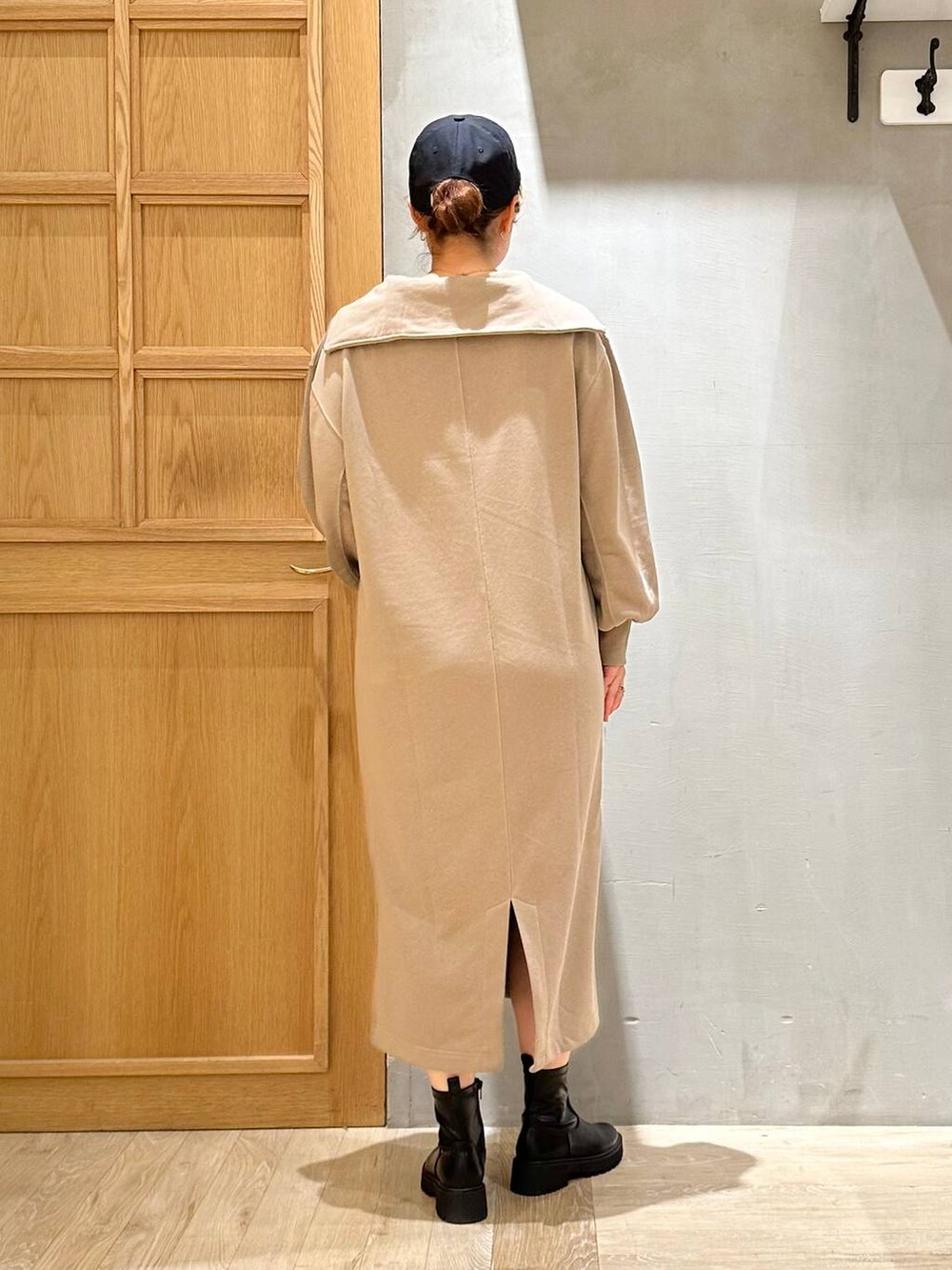 ブラック系のブーツ、ブラック系のショルダーバッグ、ブラウン系のワンピースを着用したレディースの秋コーディネートの4枚目の写真