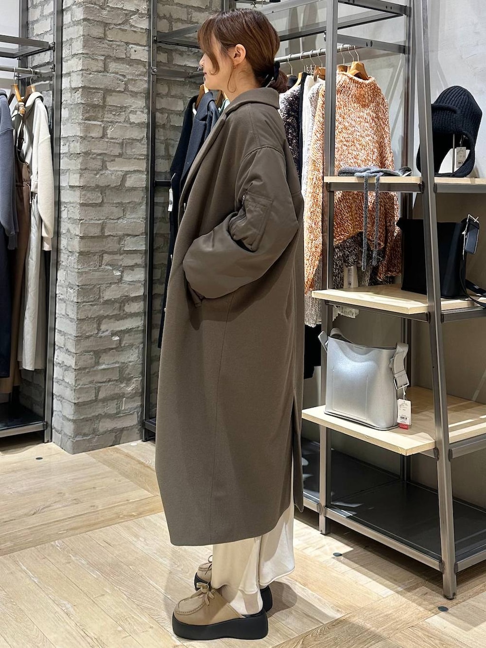 ホワイト系のスカート、ブラウン系のショルダーバッグ、ベージュ系のその他シューズを着用したレディースの冬コーディネートの2枚目の写真