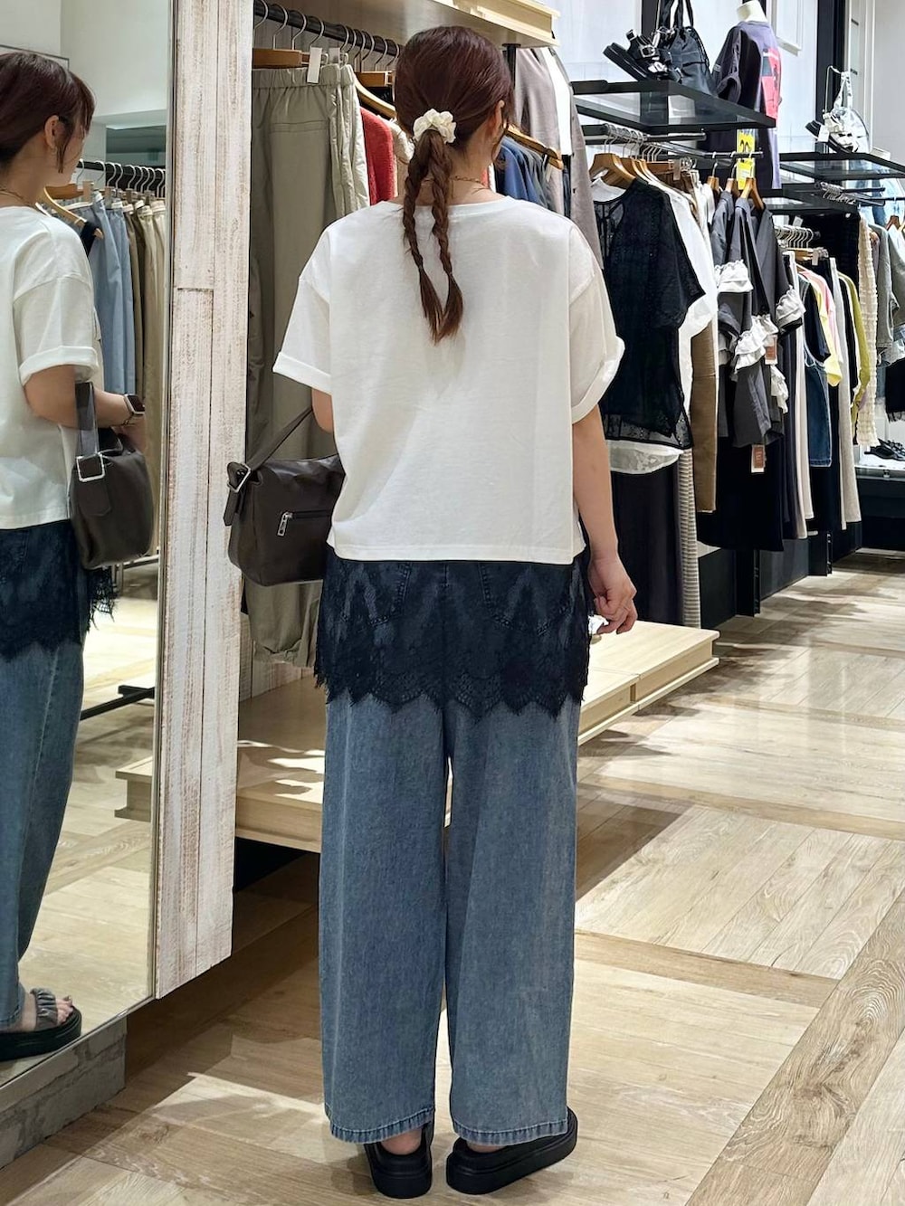 その他のサンダル、ブラウン系のショルダーバッグ、ブルー系のマタニティウェア/グッズを着用したレディースの春コーディネートの3枚目の写真