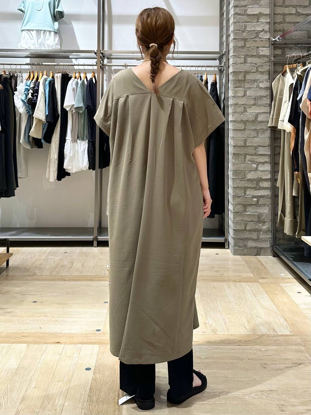 ブラウン系のワンピース、ホワイト系のタンクトップ、ブラック系のサンダルを着用したレディースの夏コーディネートの3枚目の写真