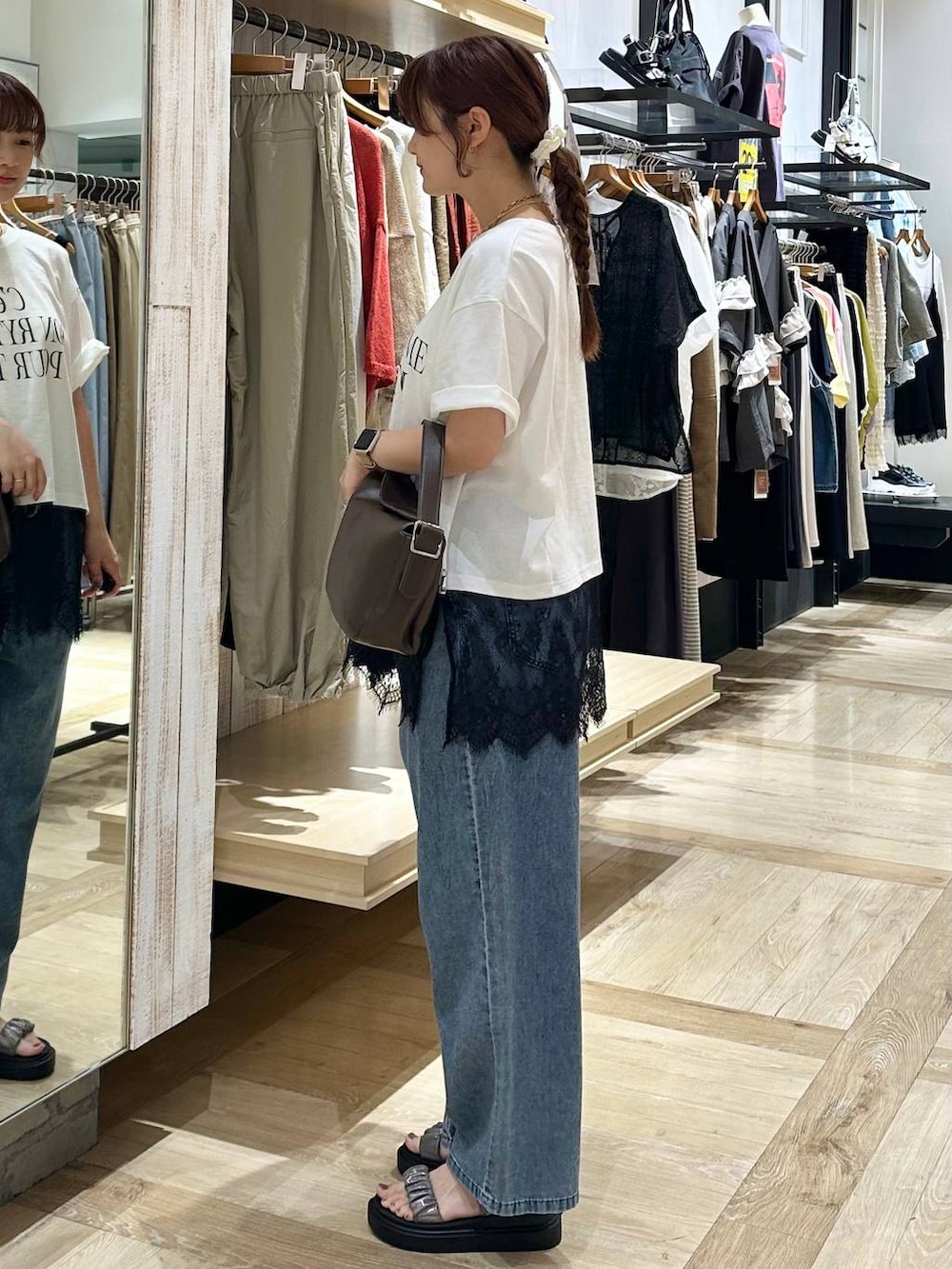 その他のサンダル、ブラウン系のショルダーバッグ、ブルー系のマタニティウェア/グッズを着用したレディースの春コーディネートの2枚目の写真