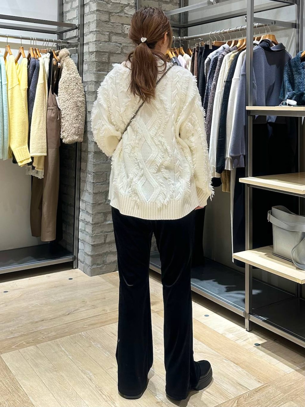 ホワイト系のTシャツ/カットソー、ブラック系のショルダーバッグ、ブラック系のその他パンツを着用したレディースの冬コーディネートの3枚目の写真