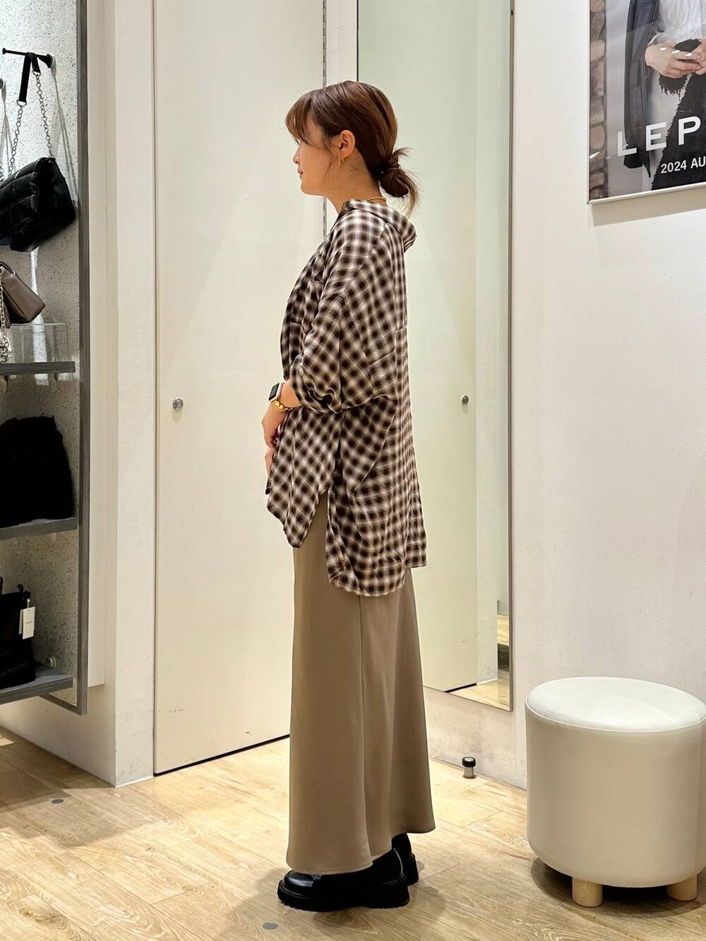 ブラック系のローファー、ブラック系のスカート、ブラウン系のシャツ/ブラウスを着用したレディースの秋コーディネートの2枚目の写真