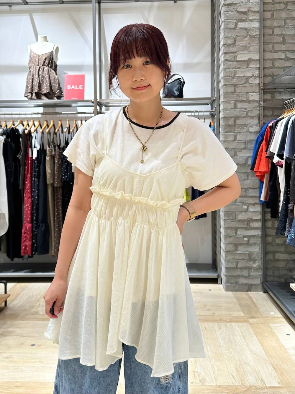ブルー系のデニムパンツ、ホワイト系のその他トップス、ホワイト系のTシャツ/カットソーを着用したレディースの夏コーディネートの4枚目の写真