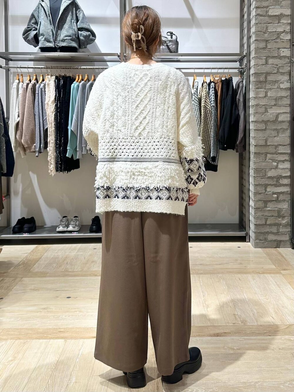 ブラック系のブーツ、ブラウン系のマタニティウェア/グッズ、ホワイト系のマタニティウェア/グッズを着用したレディースの秋コーディネートの8枚目の写真