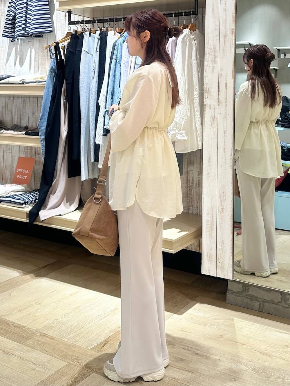 ブラウン系のショルダーバッグ、ホワイト系のシャツ/ブラウス、ホワイト系のその他パンツを着用したレディースの春コーディネートの2枚目の写真