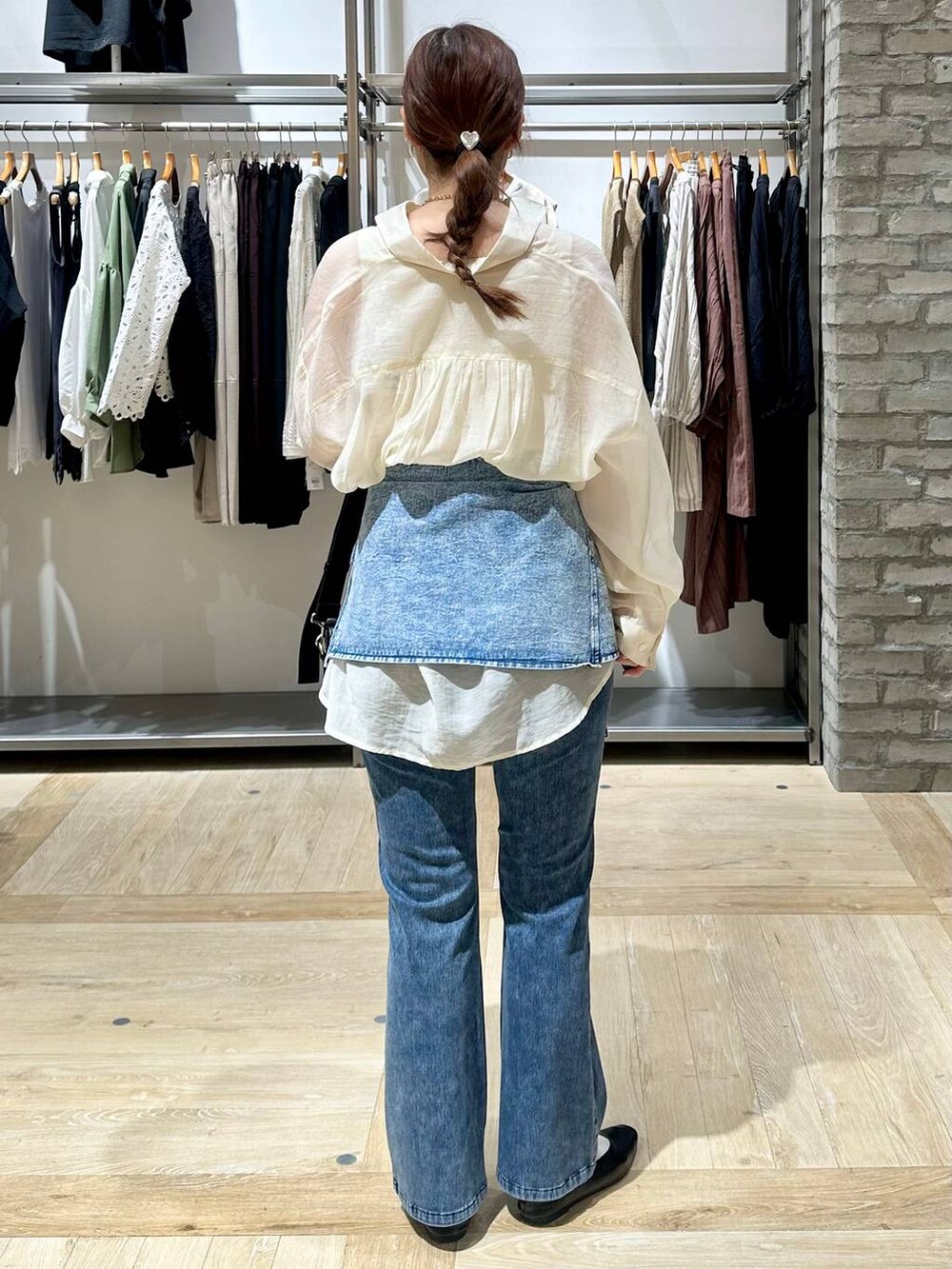 ホワイト系のシャツ/ブラウス、ブラック系のショルダーバッグ、ブラック系のパンプスを着用したレディースの春コーディネートの3枚目の写真