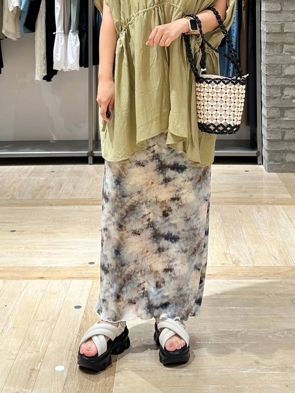 ホワイト系のサンダル、ホワイト系のハンドバッグ、ホワイト系のマタニティウェア/グッズを着用したレディースの夏コーディネートの5枚目の写真