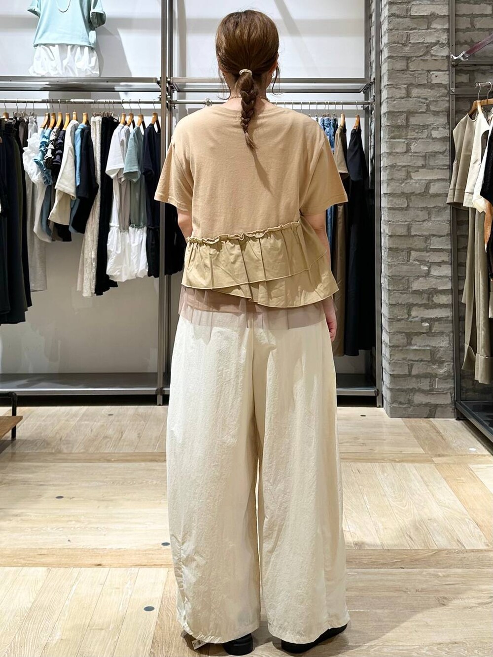 ブラック系のサンダル、ベージュ系のTシャツ/カットソー、ブラック系のショルダーバッグを着用したレディースの夏コーディネートの3枚目の写真