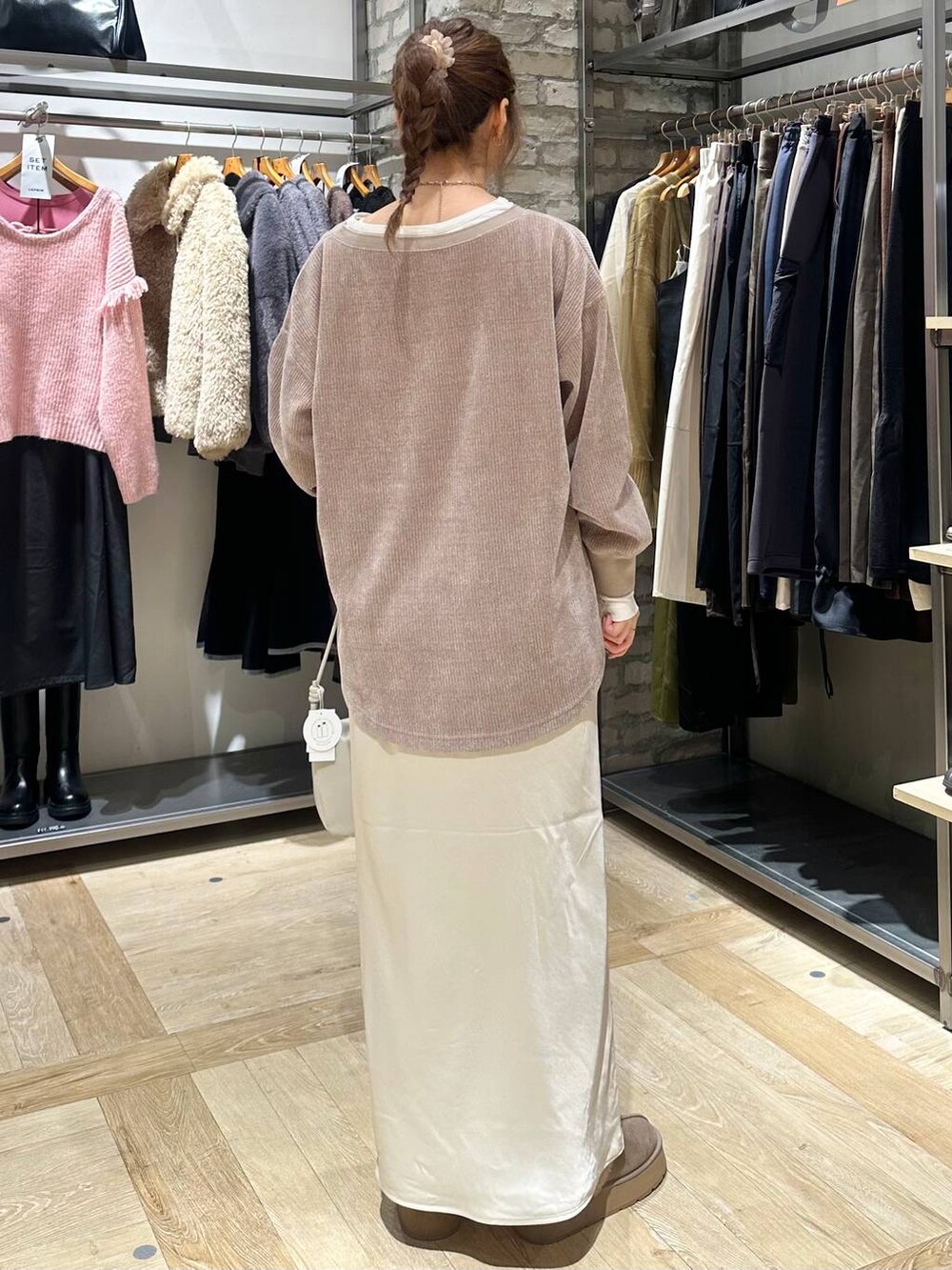 ホワイト系のスカート、ブラウン系のその他アウター、グレー系のショルダーバッグを着用したレディースの秋コーディネートの7枚目の写真