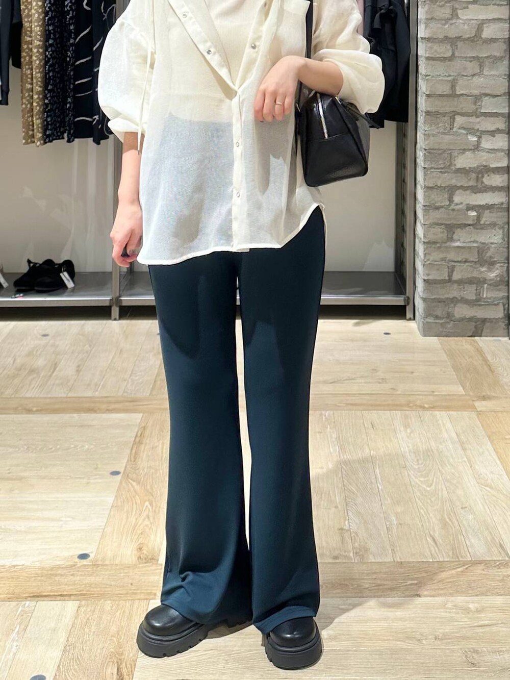 ブラック系のボストンバッグ、ホワイト系のTシャツ/カットソー、ブラック系のその他シューズを着用したレディースの春コーディネートの4枚目の写真